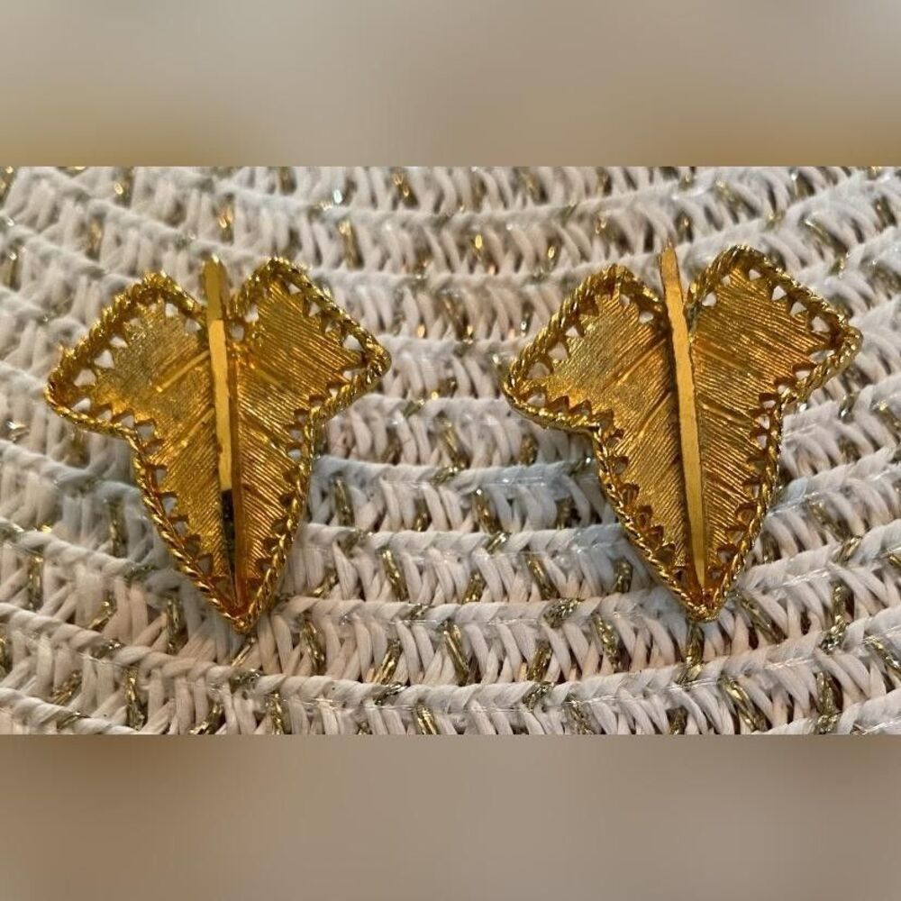 Vintage BSK Gold Tone Leaf Clip-On Earrings Women's Textured Stud Statement 1"
